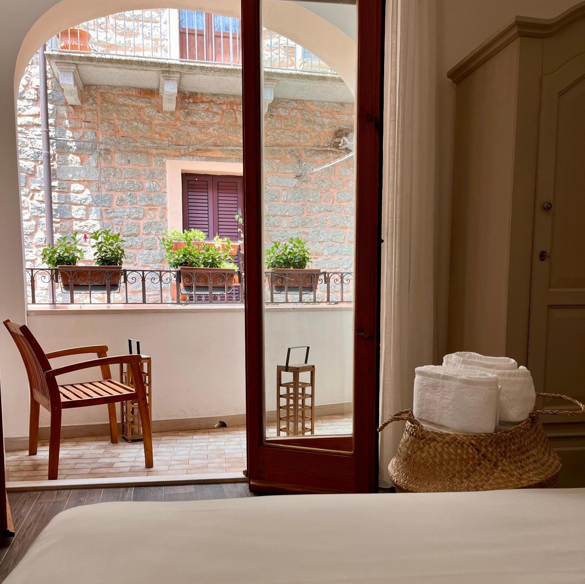 Carrales Guest House Nuoro  Bagian luar foto